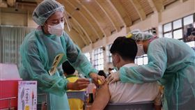 圖／台北市教育局提供,學生接種BNT