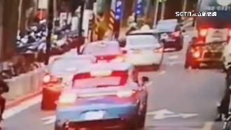 女開公司百萬車連環撞　15車毀1傷