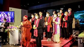 ▲世界宗教博物館創辦人心道法師、總統蔡英文與跨宗教領袖等，帶領全場與會貴賓共同點亮祈福燈祈禱。（圖由世界宗教博物館提供）