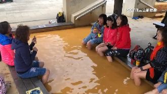 磺港泡腳池湧人潮　遊客回流業者嗨翻
