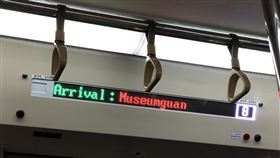 高雄美術館、台鐵、車站、英文、譯名。（圖／翻攝自爆廢公社二館）