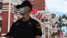 軍公教111年調薪可望逾3%民國111年基本工資確定調漲後，各界關注軍公教薪資是否也會調整。政院官員9日表示，基於考量軍公教在防疫、振興、紓困時期的辛勞，加上經濟成長率創11年來新高且稅收穩定，明年度軍公教調薪可望逾3%。中央社實習記者蕭宇軒攝  110年10月9日