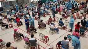 花蓮縣府為符合資格長者列冊施打第2劑疫苗第12輪COVID-19疫苗3日施打完畢，為避免數位落差、錯過網路預約，花蓮縣政府盤點剩餘疫苗，為縣內65歲（原住民55歲）以上符合條件仍未施打的長者造冊，預計5日起接種。圖為日前長者施打疫苗情形。中央社記者張祈攝  110年11月4日