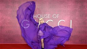 女神卡卡以一襲紫色褶襉禮服現身電影首映會。（圖／UIP提供）