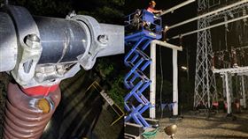  一坨鳥屎釀跳電 雲林5萬戶受影響（2）雲林縣西螺鎮等3鄉鎮9日晚間突停電，台電嘉南供電區營運處副處長鄭凱中10日表示，工程人員搶修時發現雲林變電所內6萬9000伏特「匯流排之支持礙子設備」上有一坨鳥屎，疑因此觸發保護動作才釀停電，10日凌晨已完成備品更換，對於受影響約5萬用戶深感抱歉。（嘉南供電區營運處提供）中央社記者姜宜菁傳真 110年11月10日