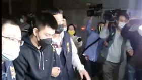 ▲開著瑪莎拉蒂，將宋姓男大生毆打到顱內出血的張男等3人通通被逮捕到案。（圖／翻攝畫面）