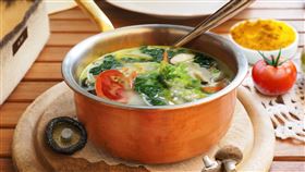 糖友若在家吃鍋，營養師建議可自製「低GI薑黃豆漿鍋」來達到控糖健康又美味的目標。（圖／柯曉彤營養師提供）