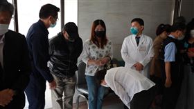 宋姓男大學生7日凌晨開車行經台中一處路口，不慎擦撞李男駕駛的瑪莎拉蒂，結果遭對方毆打昏迷送醫。台中市長盧秀燕10日到醫院探視傷者，並向家屬鞠躬表達歉意。（圖/翻攝自台中市政府）