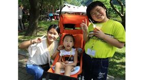  ▲罕病病友AADC小花儘管無法言語，在家人的愛心呵護下成長茁壯（圖／主辦單位提供）