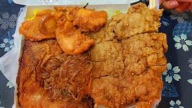 原PO購買的便當，3樣主菜、4樣配菜只要145元。（圖／翻攝自PTT）