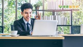 思覺失調症是一種腦部荷爾蒙分泌異常的疾病，會造成病患思考和感覺失調，以致出現妄想、幻覺及胡言亂語等症狀。一般來說，思覺失調症好發於15至30歲，正是人生正在學習與事業起步的黃金時段。