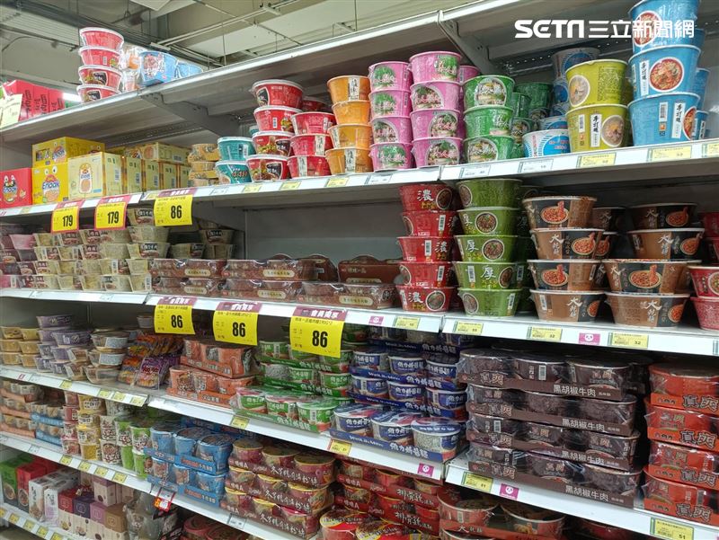 台北市災害防救辦公室今(4)日提醒,民眾應把握週末空擋時間,於家中備妥至少3天份乾糧、飲用水及緊急避難用品(圖/記者陳韋帆攝影)