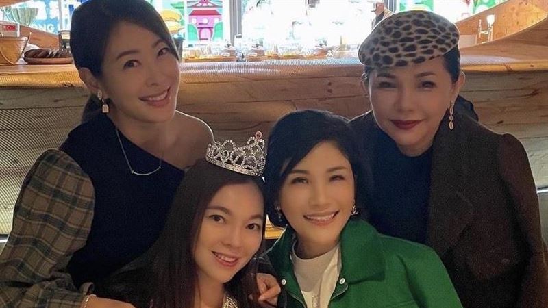 曾馨瑩47歲美照曝　3女神慶生陪吃