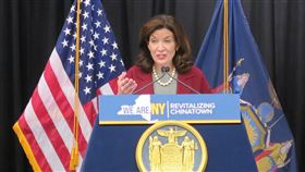 紐約州長侯可訪華埠  讚揚居民堅毅不撓紐約州長侯可10日訪問曼哈頓華埠，讚揚華埠居民展現紐約客堅毅不撓的精神，一起度過COVID-19及仇視亞裔危機。中央社記者尹俊傑紐約攝  110年11月11日