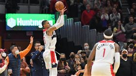 ▲庫茲馬（Kyle Kuzma）投進逆轉三分彈。（圖／翻攝自巫師推特）