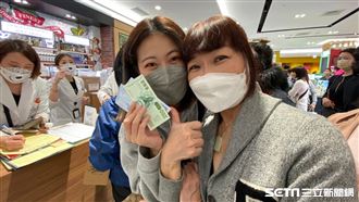 百貨周慶買愛瘋送禮券　頭香前晚就到