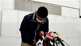 張姓富少毆打男大生致昏迷  父鞠躬道歉台中市宋姓男大生開車擦撞一輛瑪莎拉蒂轎車，遭瑪莎拉蒂車上張姓男子等毆打致昏迷；張男父親（圖）11日出面鞠躬向家屬道歉，強調兒子做錯事情就是要受司法審判，他會負責慰問及賠償。中央社記者吳哲豪彰化攝  110年11月11日