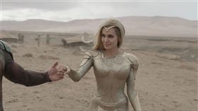  《永恆族》安潔莉娜裘莉、馬東石。（圖／迪士尼提供）