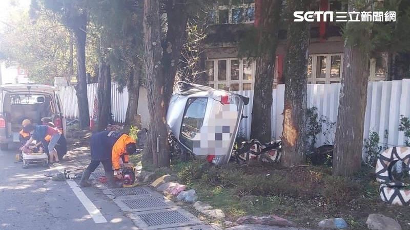 新／南投嚴重車禍！轎車卡樹1死3傷