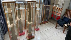 台南海巡查獲網路違法販售鯊魚劍（1）海巡署偵防分署台南查緝隊發現有人在網路上販售海洋保育類野生動物產製品「鯊魚劍」，21日宣布破案，查獲鯊魚劍170支、鋸鰩牙齒4袋等海洋保育類野生動物產製品。（台南查緝隊提供）中央社記者楊思瑞台南傳真　110年4月21日