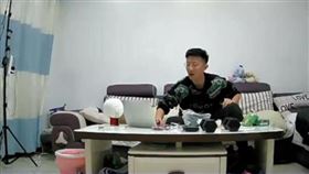 法拍凶宅賣不掉！法官「試睡24小時」全程直播：它真不兇　（圖翻攝自北京青年報）