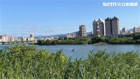 台北市馬場町河濱公園驚見一具男性浮屍。（圖／翻攝畫面）