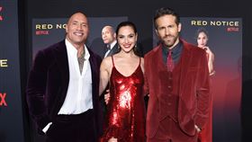 巨石強森蓋兒加朵萊恩雷諾斯出席紅色通緝令首映好萊塢巨星巨石強森（Dwayne Johnson）（左起）、蓋兒．加朵（Gal Gadot）與萊恩．雷諾斯（Ryan Reynolds）日前共同出席Netflix喜劇動作片「紅色通緝令」洛杉磯首映會。（Netflix提供）中央社記者葉冠吟傳真  110年11月5日