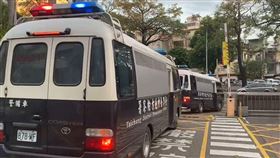 瑪莎拉蒂，3惡煞，毆傷宋姓大學生，重傷，殺人未遂罪，羈押禁見，囚車 (圖/翻攝畫面)