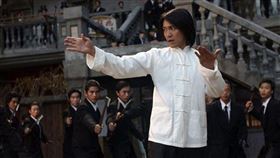 周星馳在《功夫》電影中一身奇骨，然而現實中究竟會不會武功。（圖／《功夫》劇照）