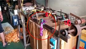 天冷繫絲巾絞進機台 塑膠廠女員工勒脖窒息