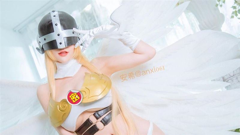 天使狂洩核彈級雪乳　頭盔一摘網驚呆