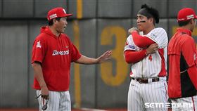 ▲味全龍總教練葉君璋和捕手吉力吉撈・鞏冠交談。（圖／記者劉彥池攝影）