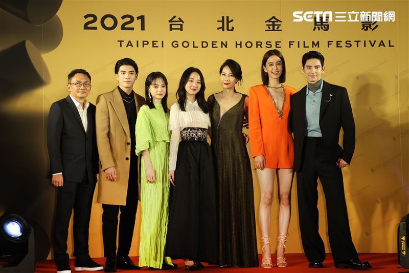 導演何蔚庭演員林哲熹、姚愛寗、李沐、丁寧、陳庭妮、林柏宏出席金馬開幕片「青春弒戀」。（記者邱榮吉/攝影）