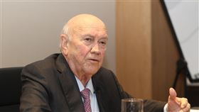 戴克拉克談轉型正義　相互讓步才能創造雙贏前南非總統戴克拉克（Frederik Willem de Klerk）12日接受中央社專訪，談及南非推動轉型正義的經驗，戴克拉克認為，在協商過程中，各方都需要妥協，不能只要求自己想要的而不願讓步，「相互讓步才能創造雙贏」。中央社記者張皓安攝　107年10月12日