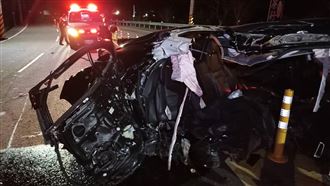 跑車疑過彎失控　竹死亡彎道2死1傷