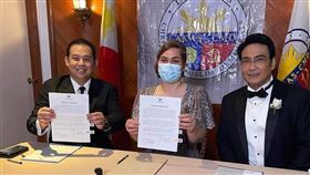 菲律賓總統杜特蒂長女薩拉（中）11日加入新政黨基督教穆斯林民主力量黨，外界揣測她可能在最後一刻投入總統大選。（圖／翻攝自facebook.com/MayorIndaySaraDuterteOfficial）
