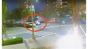 監視器畫面曝光，3名男子下車後直接對蔡男噴灑辣椒水。（圖／翻攝畫面）