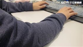 手臂、上網、打電腦（圖／記者李鴻典攝）
