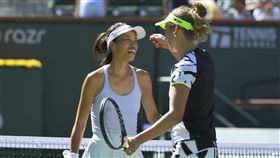 ▲謝淑薇和梅丹斯（Elise Mertens）年終賽首戰過頭關。（圖／美聯社／達志影像）