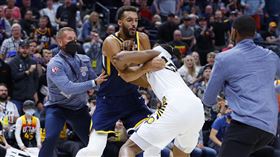 ▲爵士戈貝爾（Rudy Gobert）和溜馬透納（Myles Turner）爆衝突。（圖／路透社／達志影像）