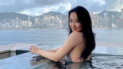 宅男女神中空裝太辣　一扣撐住險走光