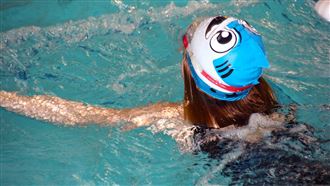 逼女學生脫衣、拍裸照　游泳教練惡行曝光