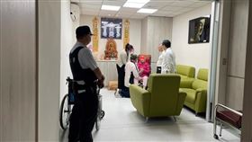 在獄方及院方的促成下，老母親最終與獄中兒子相擁而泣。（圖／台大安寧病房團隊提供）