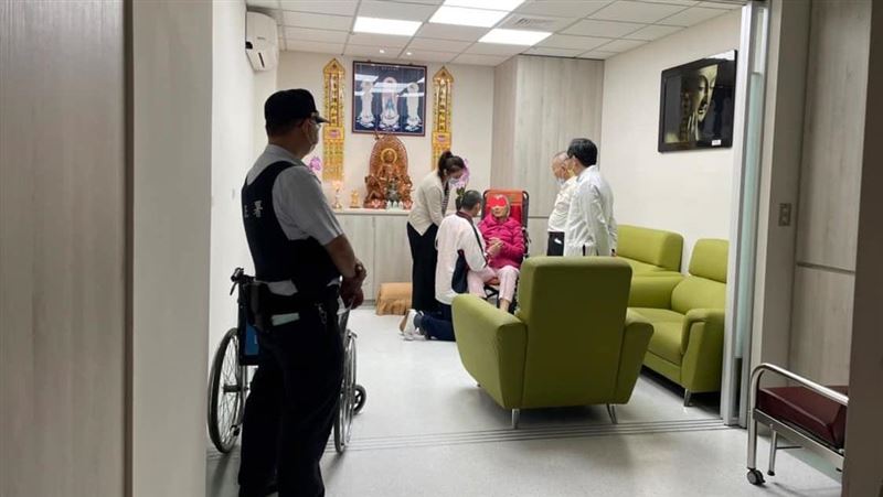獄兒跪地擁癌末老母　台大醫感動落淚