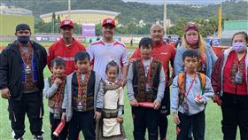 巴拉林一家開心與偶像合影。（圖／頂新和德文基金會提供）