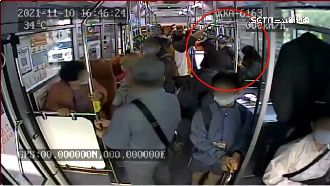 客運車門突彈開　女學生甩百公尺險輾