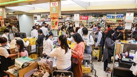 SOGO百貨週年慶  顧客擠滿超市SOGO百貨週年慶11日開跑，上午就吸引大批民眾前來，台北忠孝館的超市內擠滿了搶優惠的顧客。中央社記者鄭清元攝  110年11月11日