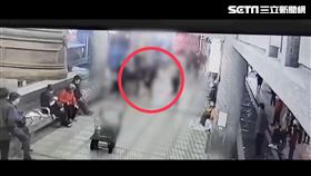 萬華艋舺公園街友持剪刀刺人 翻攝畫面