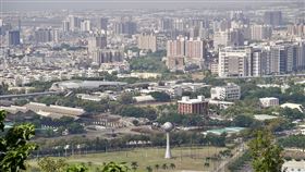 台積電將設廠  中油高煉廠舊址持續整治（1）晶圓代工廠台積電9日決議確定在高雄設立7奈米及28奈米製程晶圓廠，規劃在中油高雄煉油廠舊址建造，預計2022年動工，2024年開始量產。高雄市政府也將把中油高雄煉油廠規劃報編為「楠梓產業園區」供台積電進駐設廠。圖為目前持續進行污染整治的中油高煉廠舊址。中央社記者董俊志攝  110年11月10日