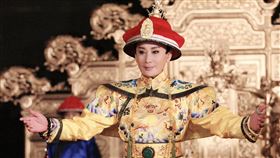 陳亞蘭身穿華麗龍袍。（圖／欣湉國際有限公司提供）